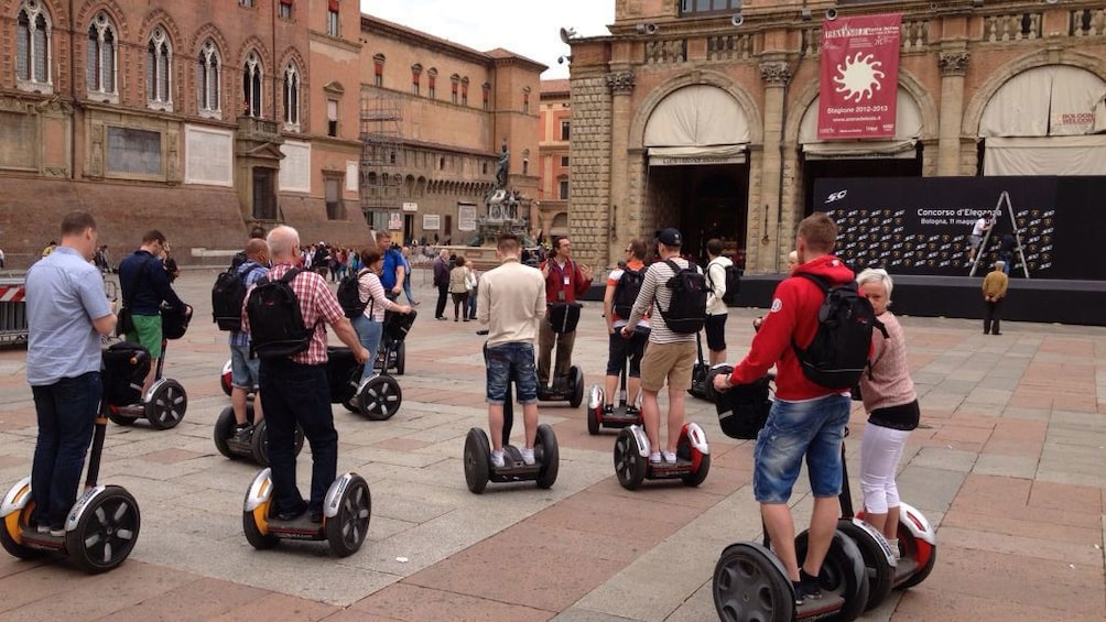 Foto 5 von 7 laden Segway group in Piazza Maggiore in Bologna