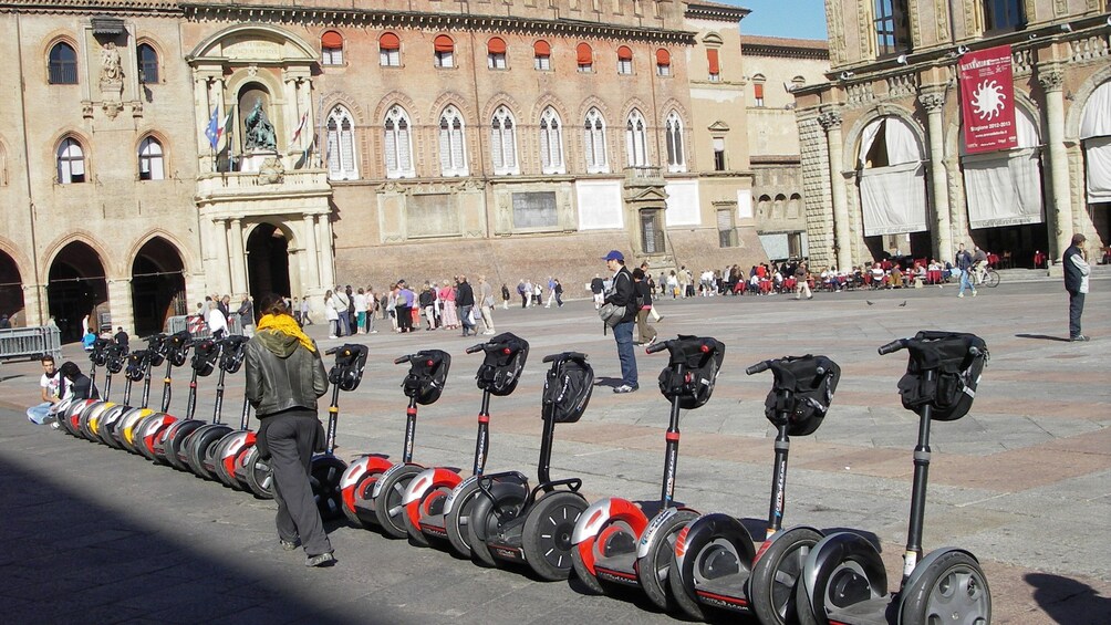 Foto 4 von 7 laden Segway tour at Piazza Maggiore