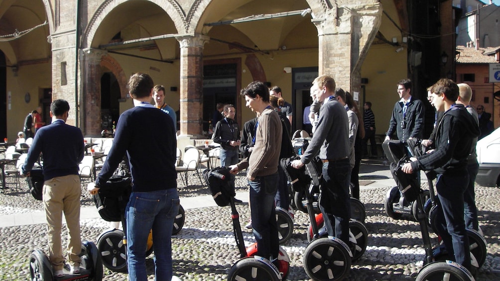 Foto 3 von 7 laden People on segways going down a cobblestone street in Bologna