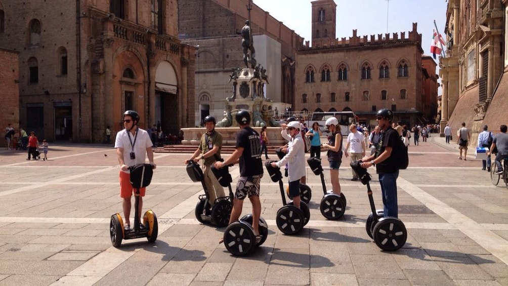 Foto 2 von 7 laden Segway tour group infront of the Statue of Neptune in Bologna