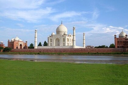 1-Day Trip to The Taj Mahal and Agra with Both side Commercial Flights
