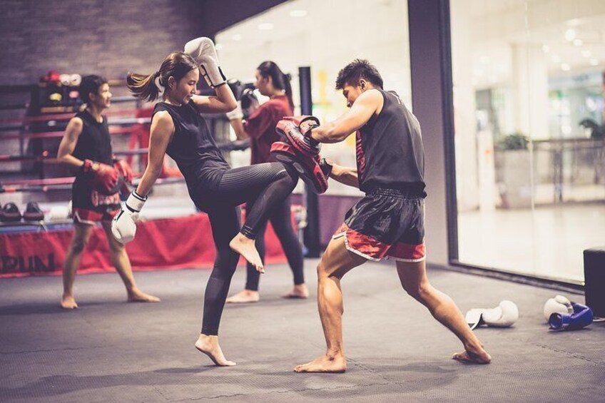 The environment is safe for female to experience muay thai boxing