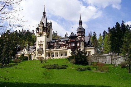 Private Tour Bucharest to Peles Castle and Dracula Castle Price/Car 1-4 Sea...