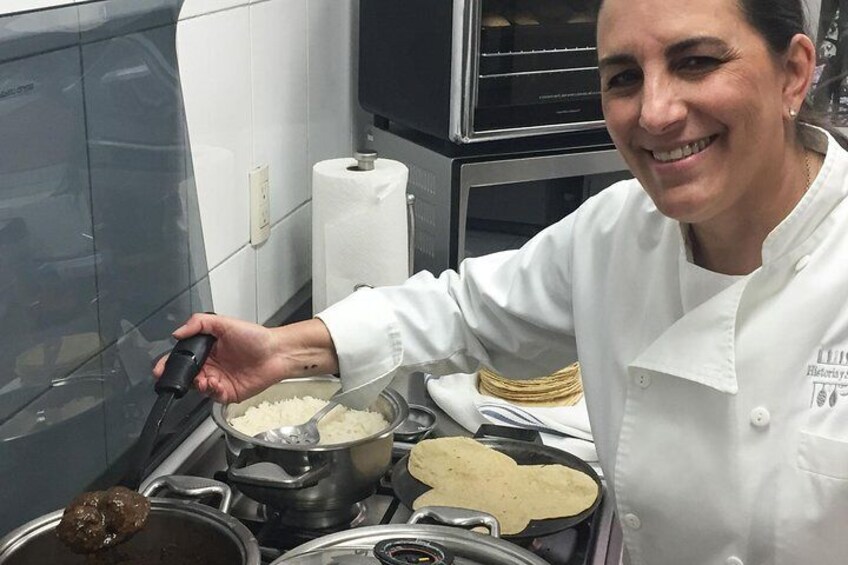 Traditional cooking class with a local in her Mexican home