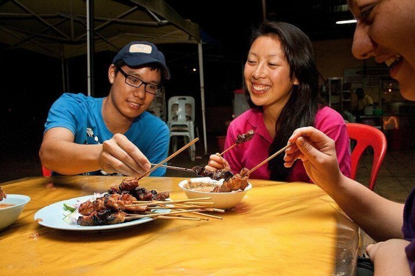 Eat Like a Local: Kuala Lumpur Hawker Center and Street Food Tour by Night