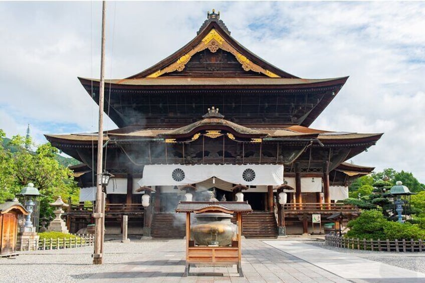 Full-Day Private Nagano Tour: Zenkoji Temple, Obuse, Jigokudani Monkey Park