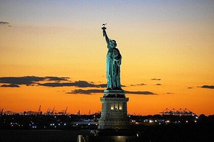 Kreuzfahrt mit der Freiheitsstatue und Ellis Island bei Sonnenuntergang