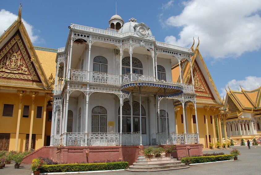Royal Palace,Tuol Sleng Genocide Museum & Choeung Ek Memorial Tour