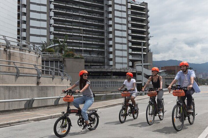 Medellín: The Essential E-bike City Tour with Typical Drink