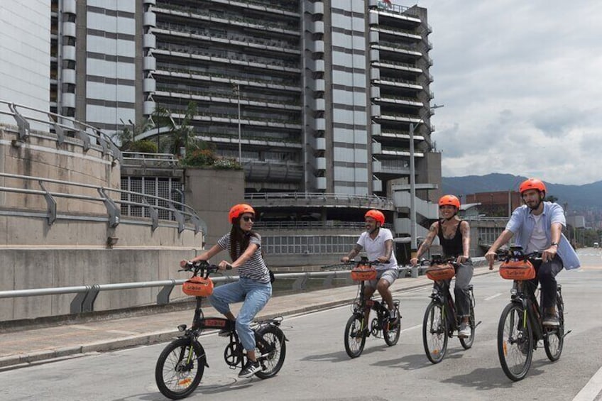 Medellín: The Essential E-bike City Tour with Typical Drink