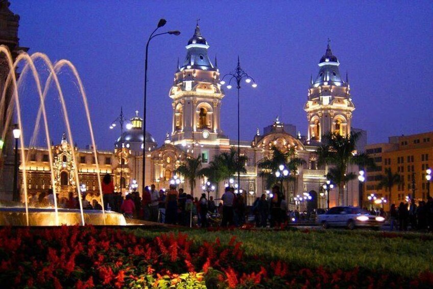 Lima: Water Magic Circuit, Historic Downtown & Catacombs Night Tour