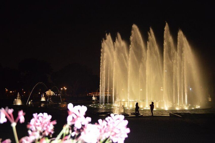 Lima: Water Magic Circuit, Historic City Centre & Catacombs Night Tour