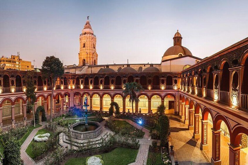 Lima: Water Magic Circuit, Historic Downtown & Catacombs Night Tour