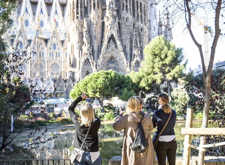 Fast Track: Sagrada Família Guided Tour with Tower Access