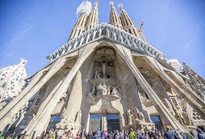 Nopeutettu turvatarkastus: opastettu kierros Sagrada Famíliaan ja pääsy tor...