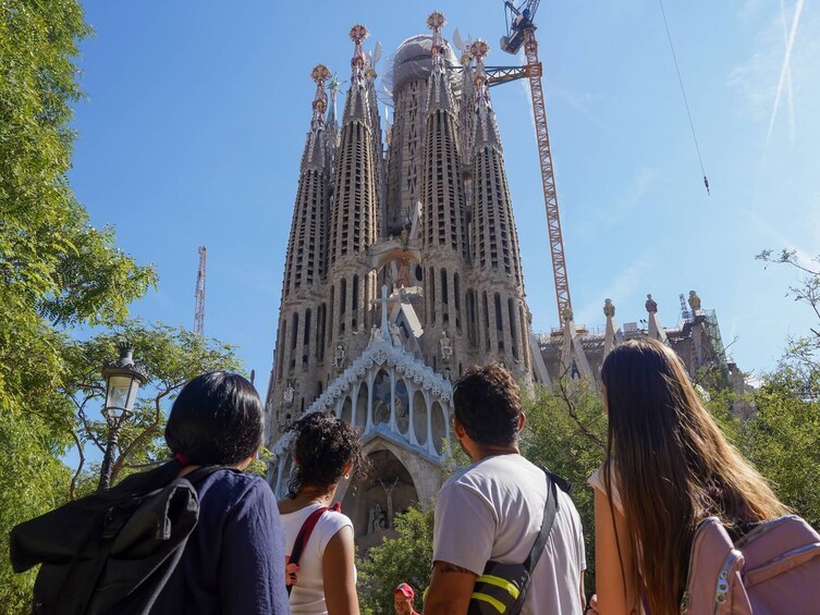 Fast Track: Sagrada Família Guided Tour with Tower Access