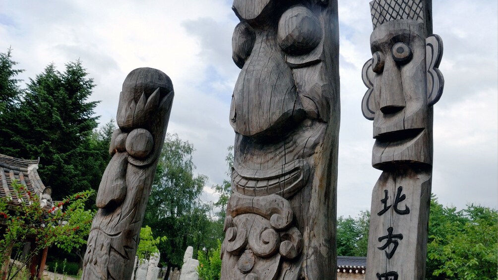 แสดงภาพที่ 4 จาก 5 carved faces in Seoul