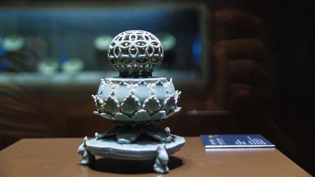 Show item 2 of 5. small statue in seoul