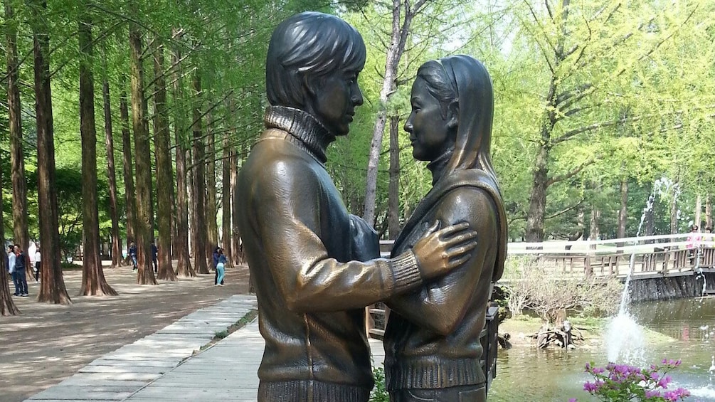 Statue of man and woman together in seoul