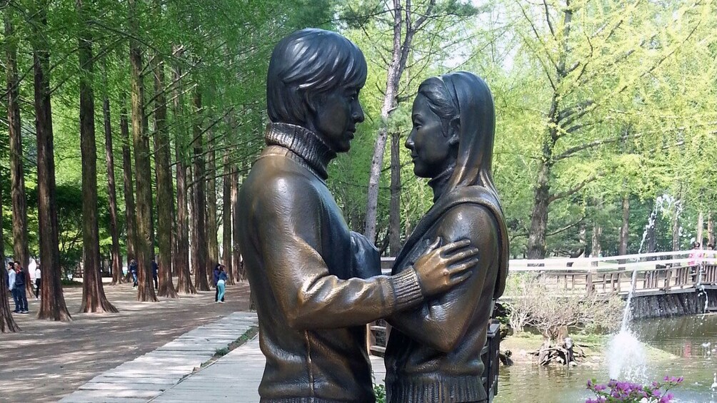 statue of man and woman in Seoul