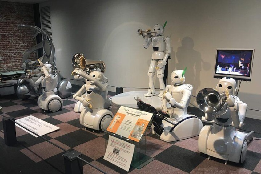 Robots play instruments