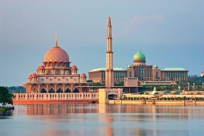 Amazing 8 Attractions Half-Day Putrajaya City Tour