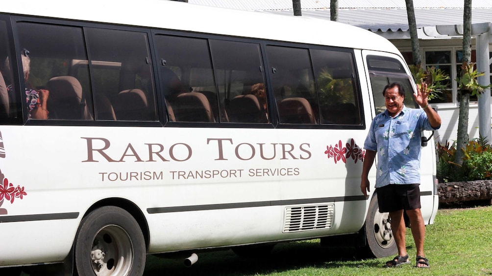 Tpour bus in Cook Islands