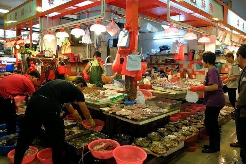 Lively local wet market