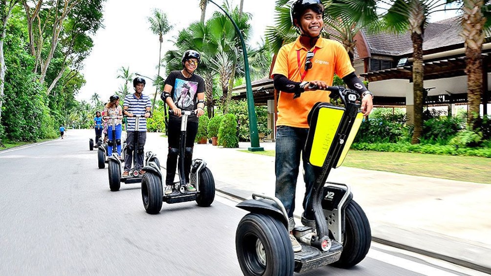 Charger l’élément 4 sur 5. group on segways on streets of singapore
