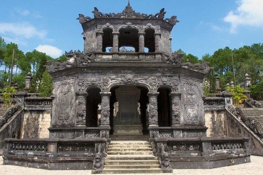 Hue sightseeing Tombs and Pagoda with private driver 