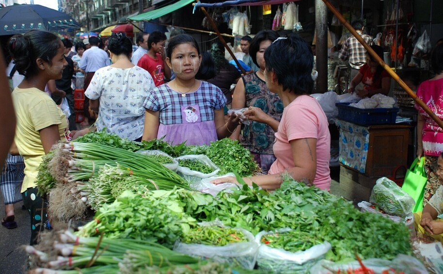 Private Morning Markets & Botahtaung Pagoda Tour
