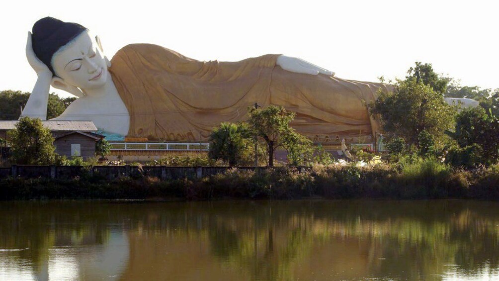 แสดงภาพที่ 1 จาก 9 Large scale reclining Buddha along the river bank in Bago