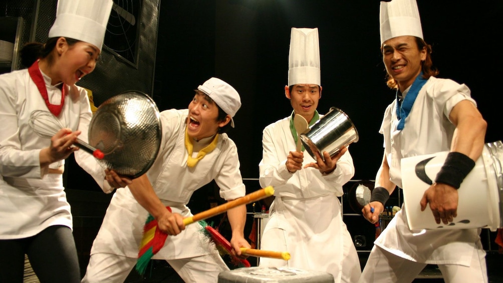 แสดงภาพที่ 3 จาก 5 chefs with pots and pans as instruments in seoul