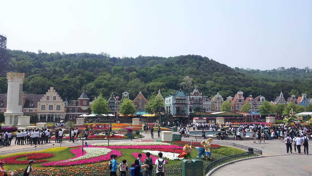 Carregar foto 5 de 5. Panoramic view of Everland Theme Park in South Korea