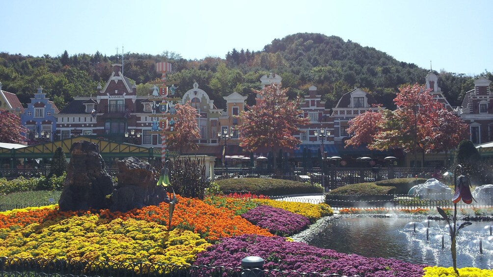 Carregar foto 1 de 5. Colorful flower beds and fountain at Everland Theme Park in South Korea
