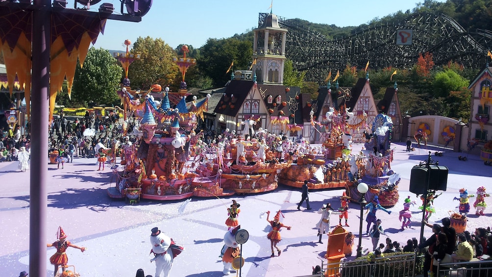 Carregar foto 4 de 5. Aerial view of parade at Everland Theme Park in South Korea