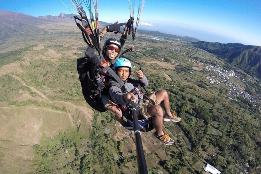 Paragliding tandem in Sembalun Lombok.