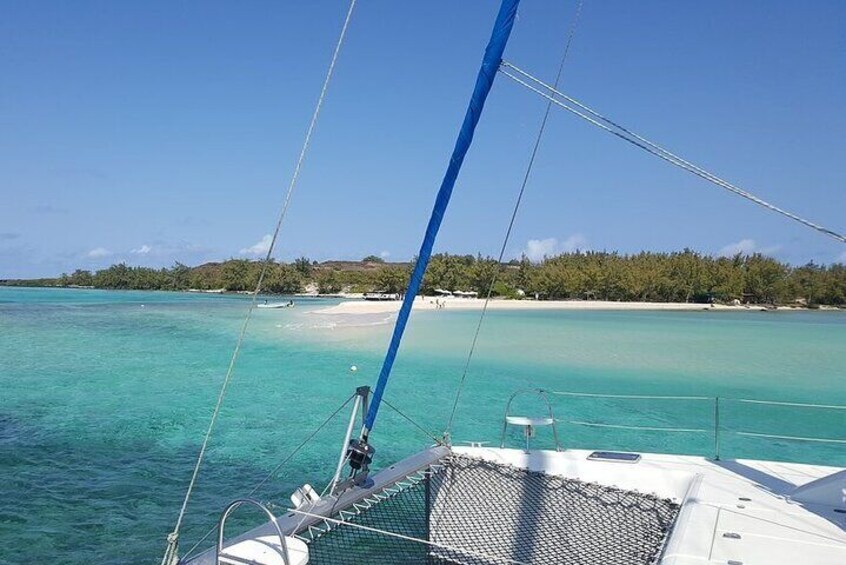 Full-Day Northern Catamaran Cruise: Coin de Mire and Ile Plate Island