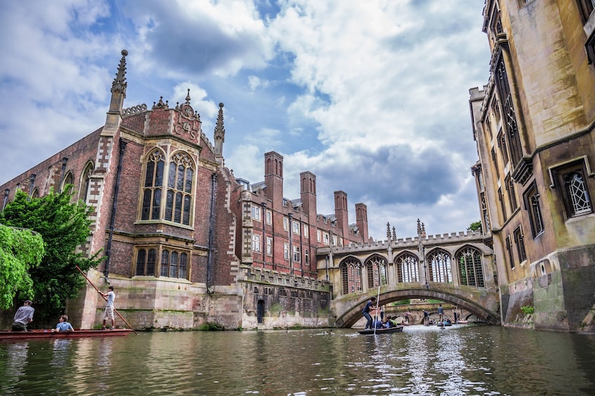 Oxford & Cambridge Full-Day Tour with Admission & Lunch Pack