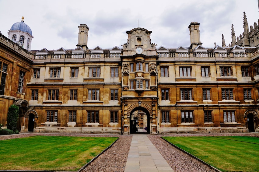 Oxford & Cambridge Full-Day Tour with Admission & Lunch Pack