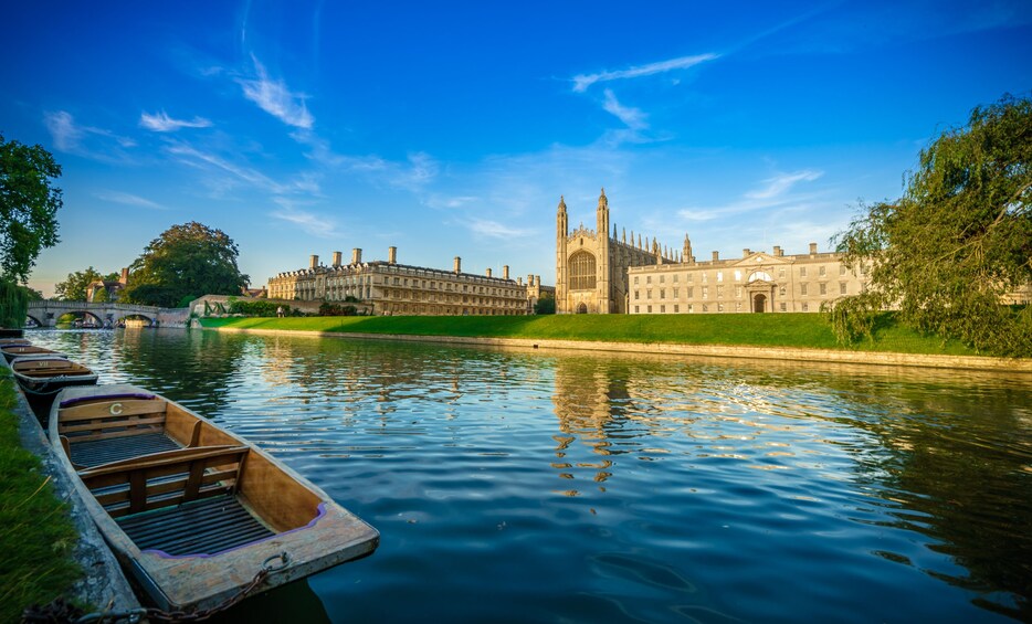Oxford & Cambridge Full-Day Tour with Admission & Lunch Pack