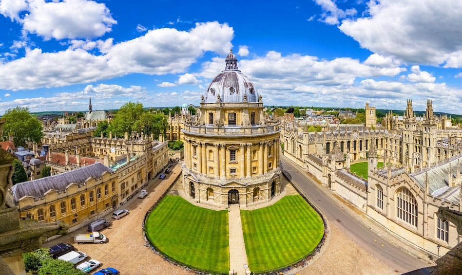 Oxford & Cambridge Full-Day Tour with Admission & Lunch Pack