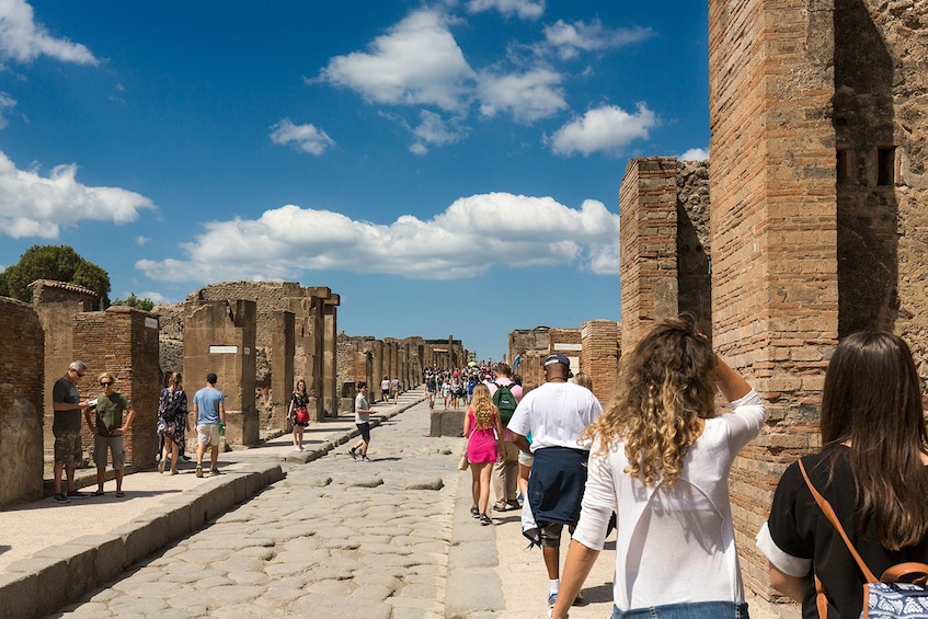 Pompeii sidewalk no guide