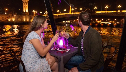  Crucero por el río Sena con cena a primera hora de la noche
