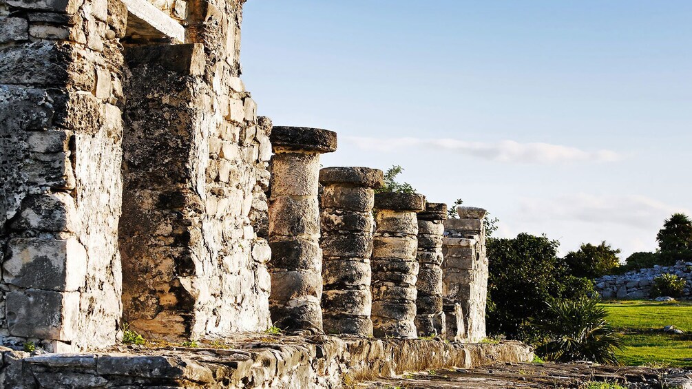 Carregar foto 5 de 10. Row of columns at Tulum