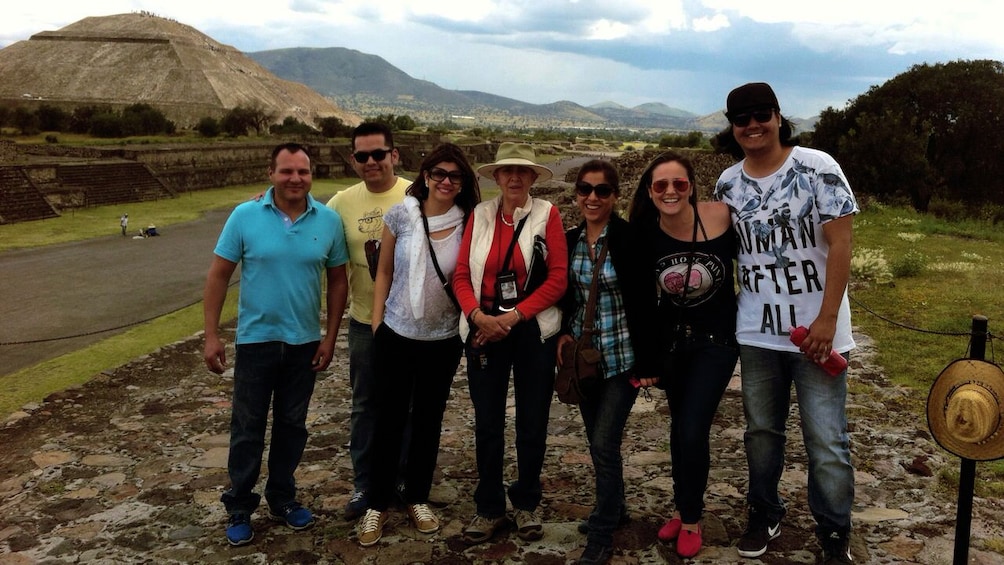 Cargar foto 3 de 10. Group of people on the Avenue of the Dead at Teotihuacan