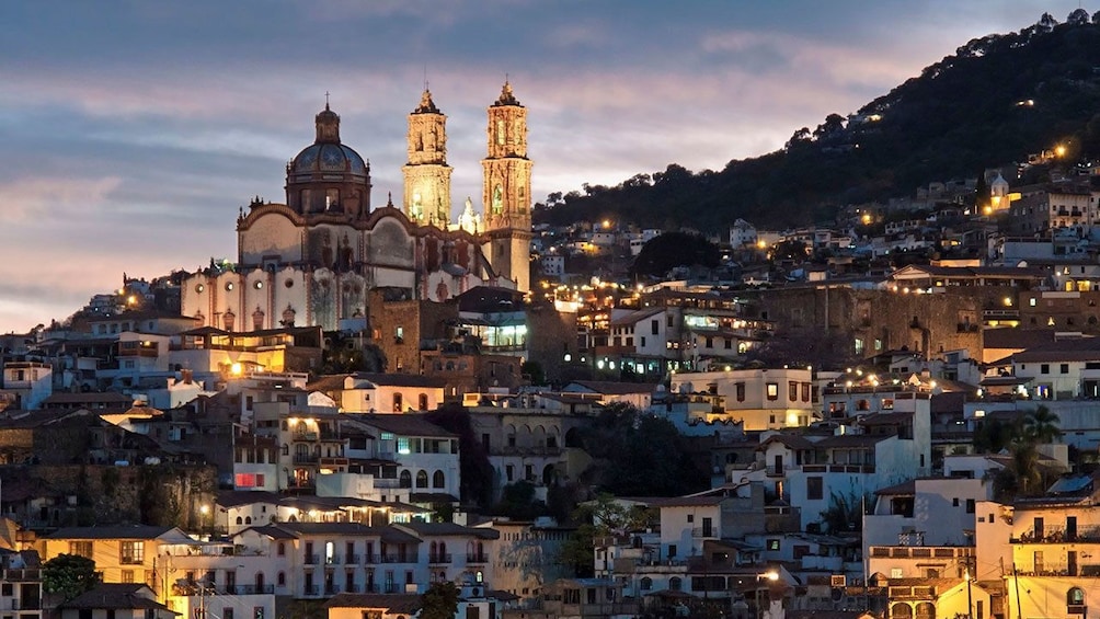 Cargar foto 1 de 10. Taxco illuminated at night
