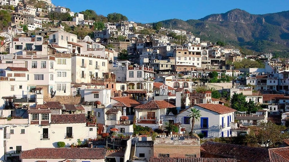 Cargar foto 5 de 10. Buildings nestled into the hillside in the city of Taxco