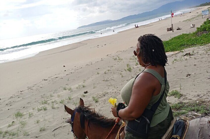Slow Travel. Brunch And horseback riding on beach