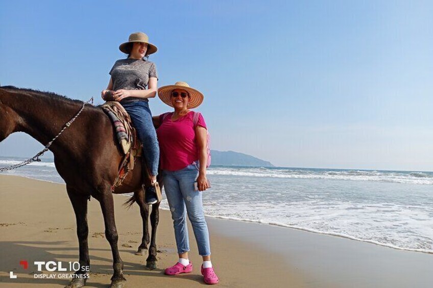 Slow Travel. Brunch And horseback riding on beach